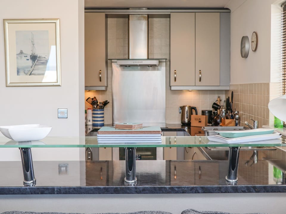 Cottage | Private kitchen | Fridge, dishwasher, cookware/dishes/utensils