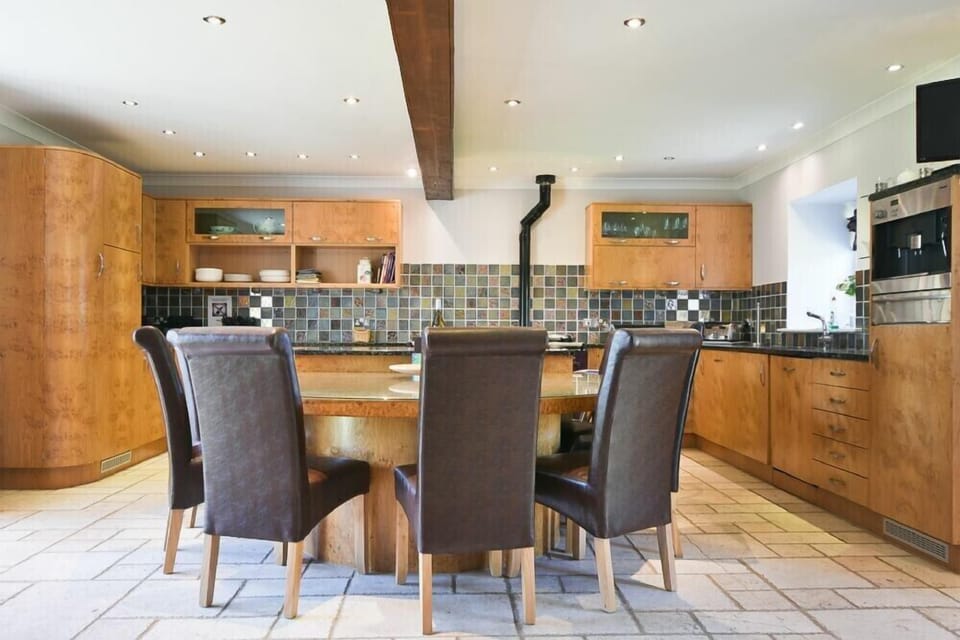 Fridge, dishwasher, cookware/dishes/utensils