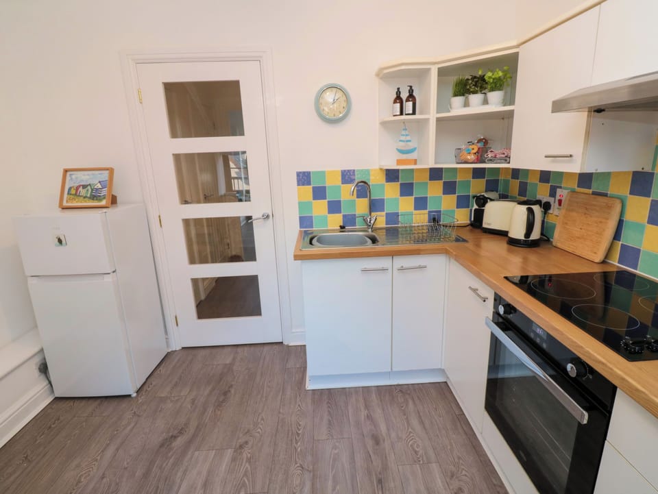 Cottage | Private kitchen | Fridge, cookware/dishes/utensils