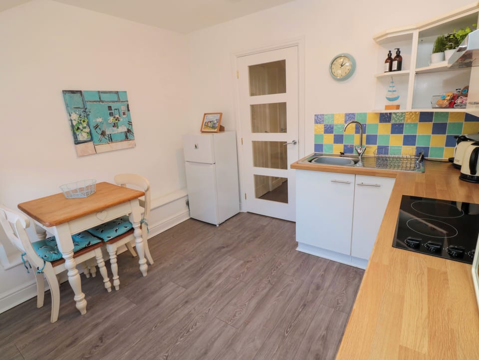 Cottage | Private kitchen | Fridge, cookware/dishes/utensils