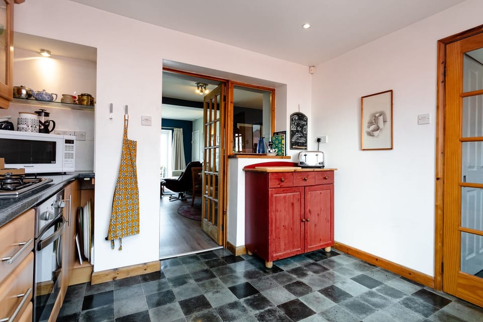 Cottage | Private kitchen | Fridge, dishwasher, cookware/dishes/utensils