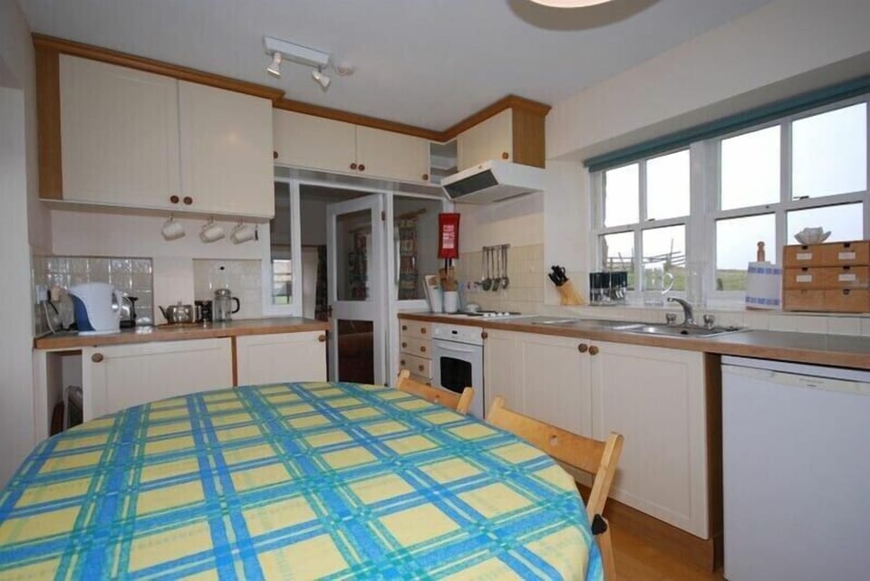 Fridge, cookware/dishes/utensils