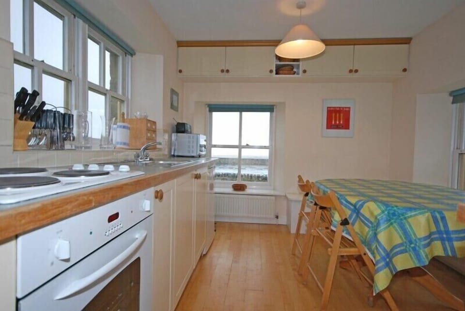 Fridge, cookware/dishes/utensils