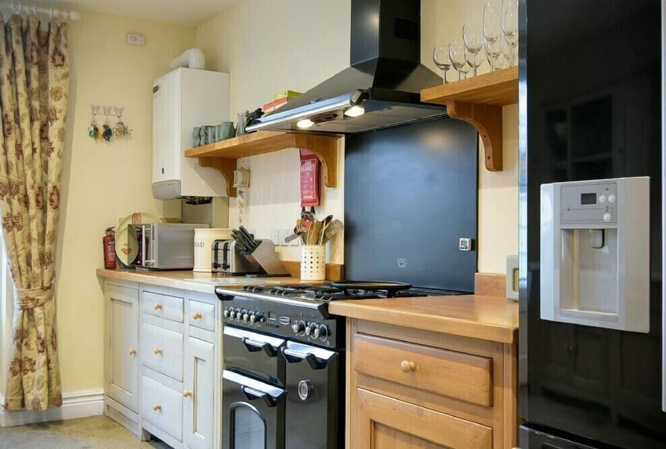 Fridge, cookware/dishes/utensils