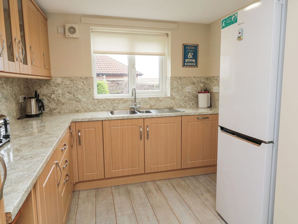 Cottage | Private kitchen | Fridge, dishwasher, cookware/dishes/utensils