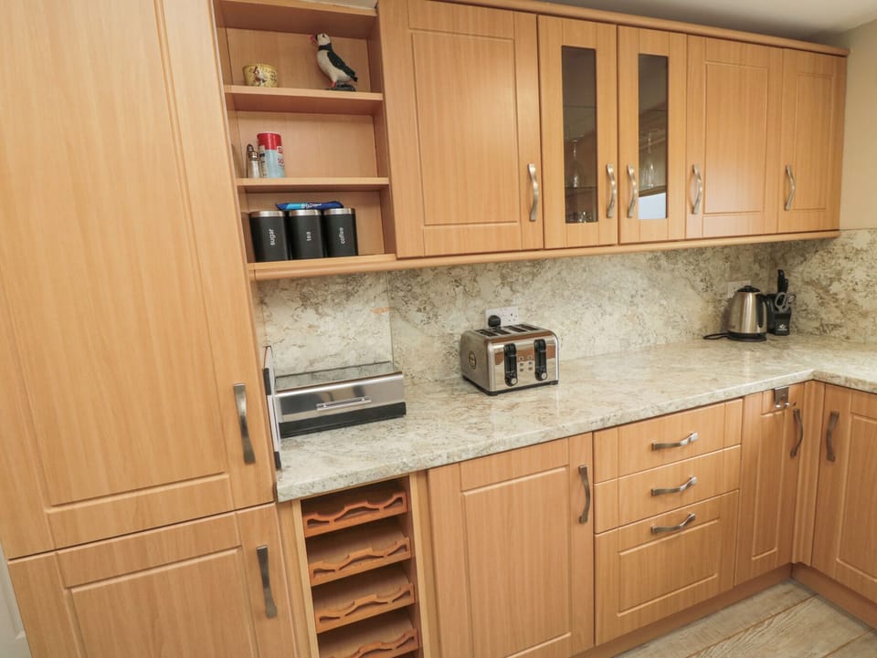 Cottage | Private kitchen | Fridge, dishwasher, cookware/dishes/utensils