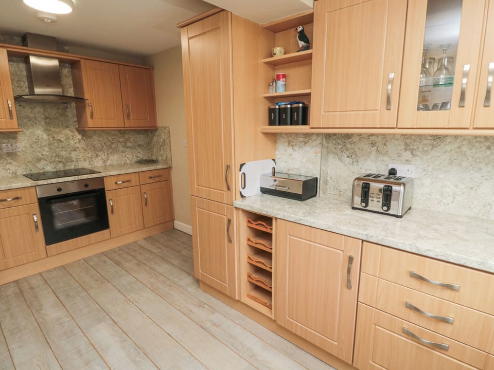 Cottage | Private kitchen | Fridge, dishwasher, cookware/dishes/utensils