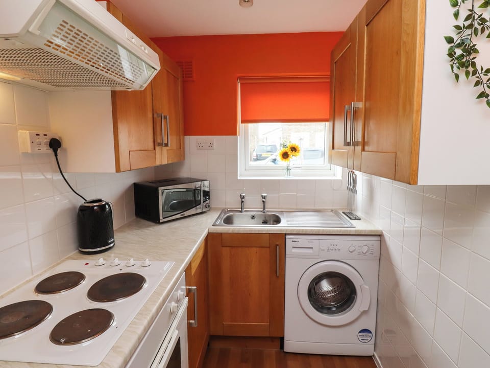 Cottage | Private kitchen | Fridge, cookware/dishes/utensils