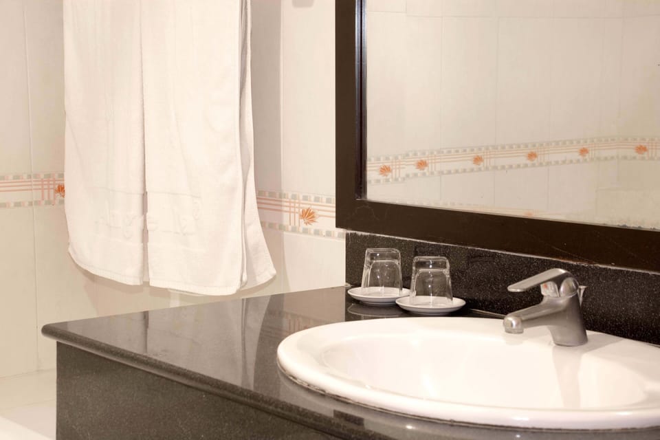 Combined shower/tub, hydromassage showerhead, free toiletries