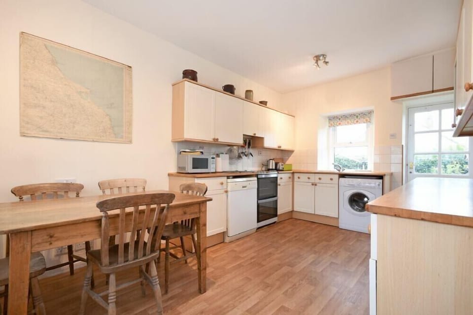 Fridge, cookware/dishes/utensils