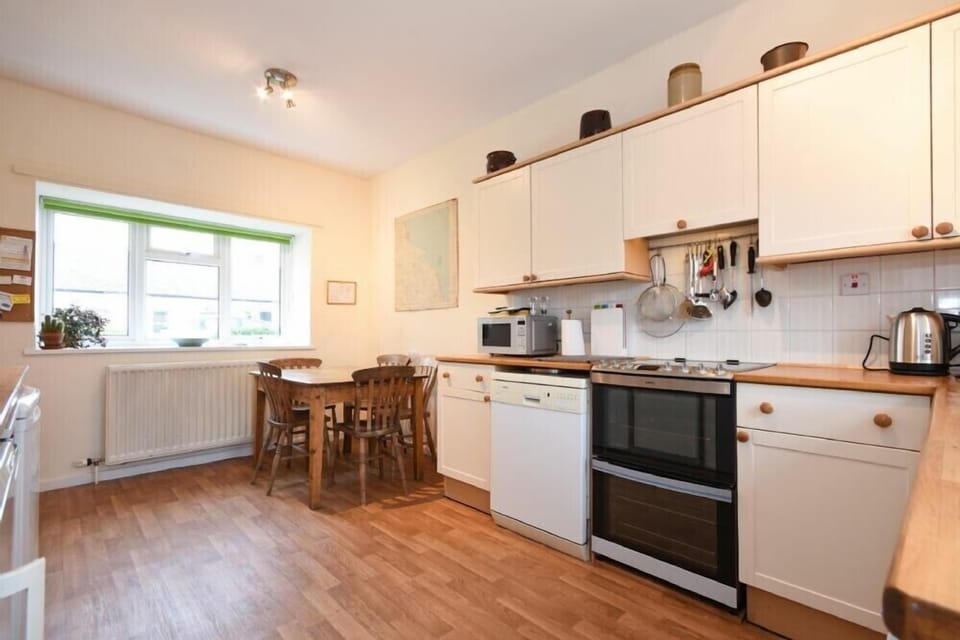 Fridge, cookware/dishes/utensils