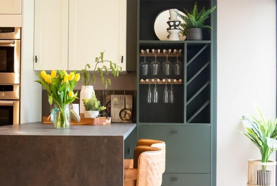 Fridge, dishwasher, cookware/dishes/utensils