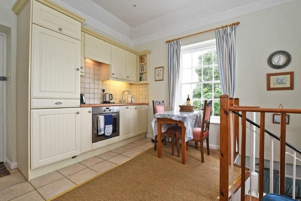 Fridge, dishwasher, cookware/dishes/utensils