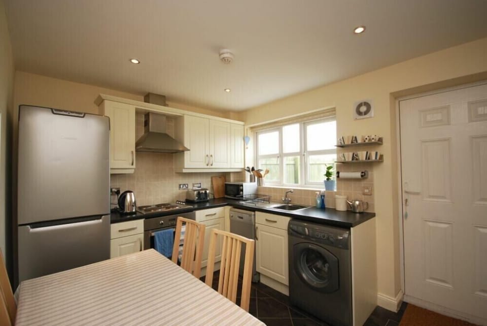 Fridge, dishwasher, cookware/dishes/utensils