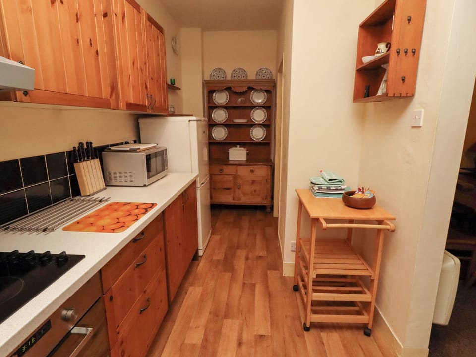 Cottage | Private kitchen | Fridge, cookware/dishes/utensils