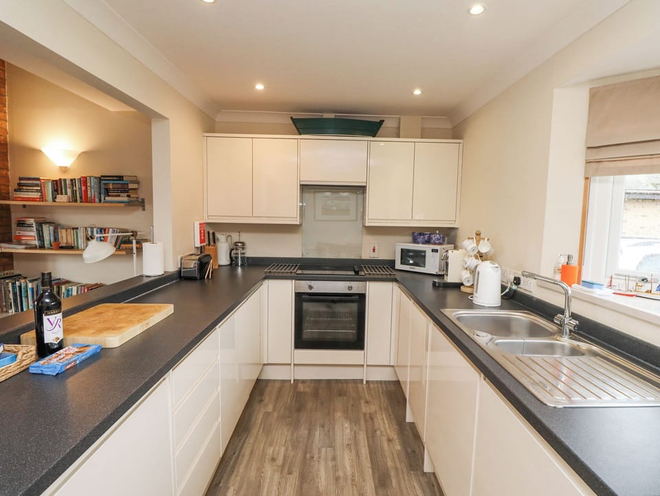Cottage | Private kitchen | Fridge, dishwasher, cookware/dishes/utensils
