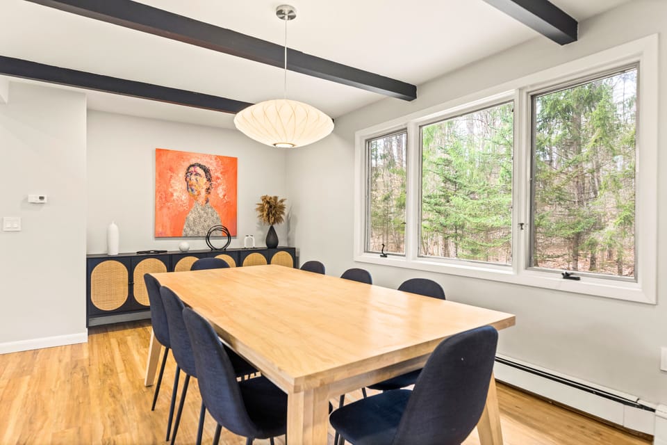 Living room, en suite dining area with Seating for 8 - ideal for delicious meals