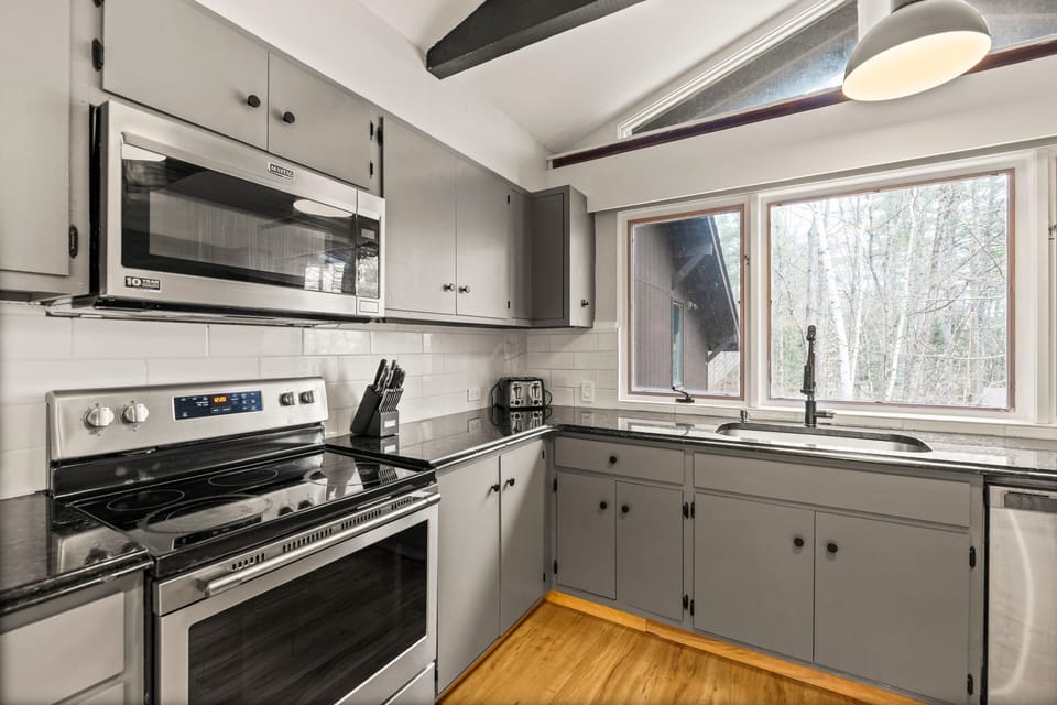 Full kitchen - fully equipped with essential amenities.