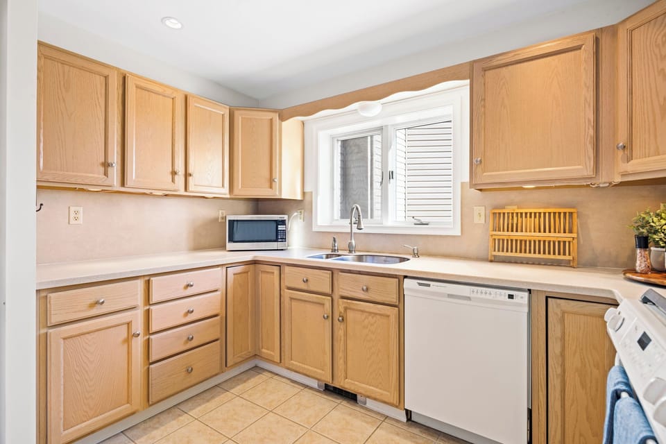 [Kitchen] Gather in the kitchen to prepare meals and start the day with coffee 