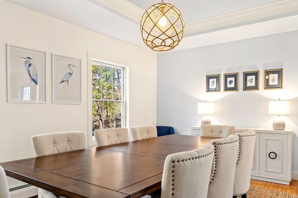 [Dining Room] Enjoy a meal with seating for the entire group!