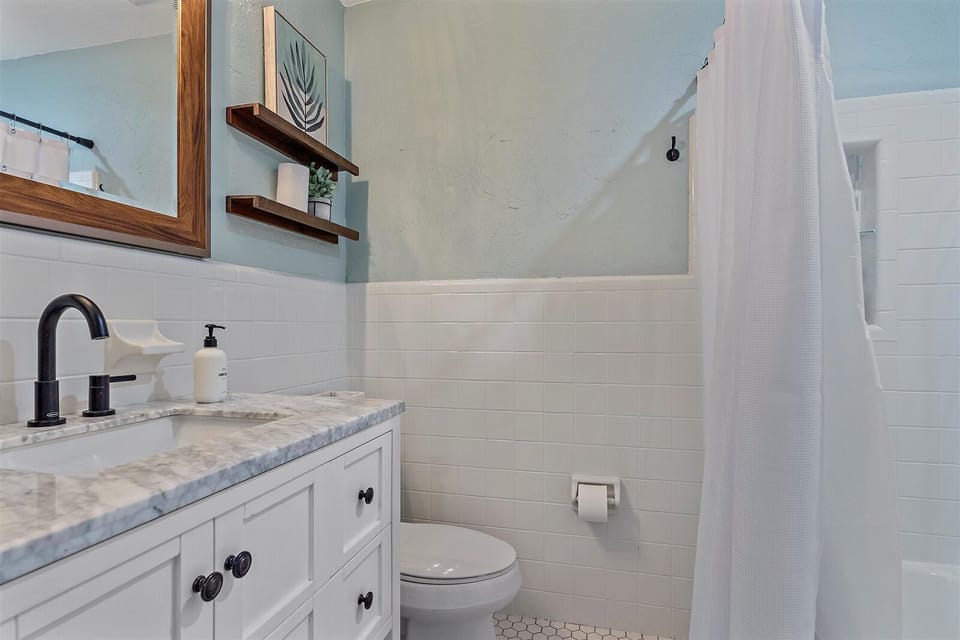 Full bath with shower/tub combo accessible from the hallway.

We use clean products and toiletries in the home so that you and your loved ones can enjoy a toxin-free stay!