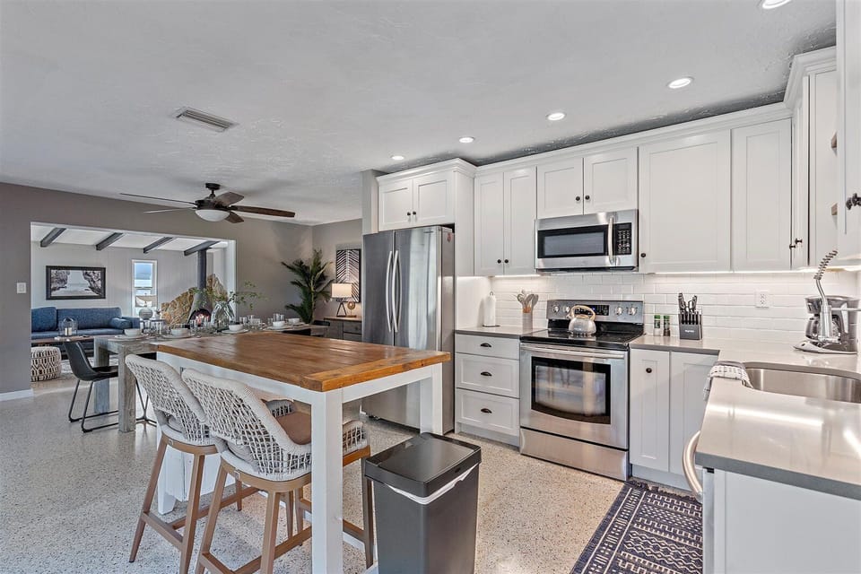 Beautiful kitchen with island seating!