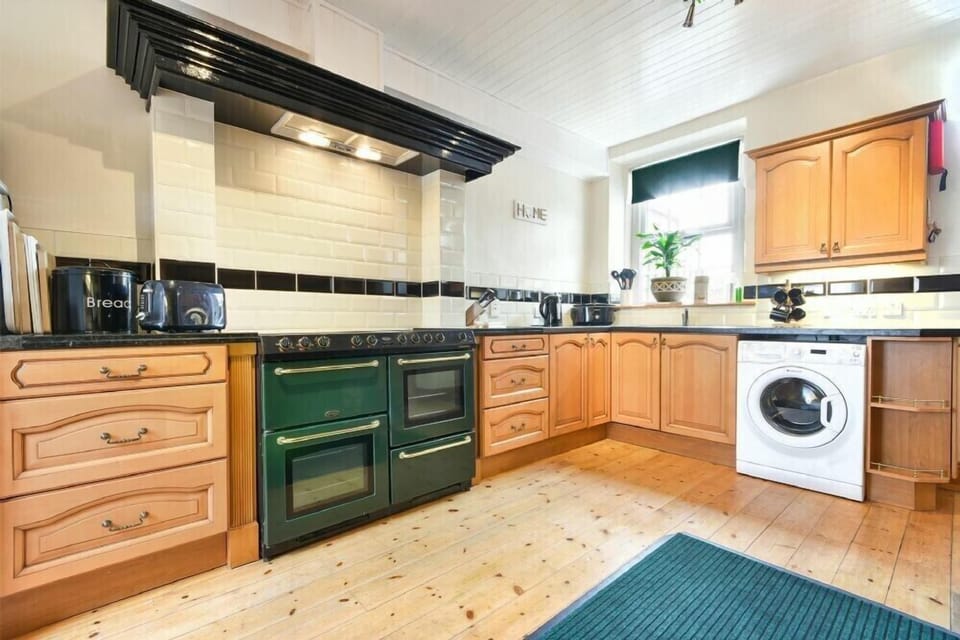 Fridge, cookware/dishes/utensils