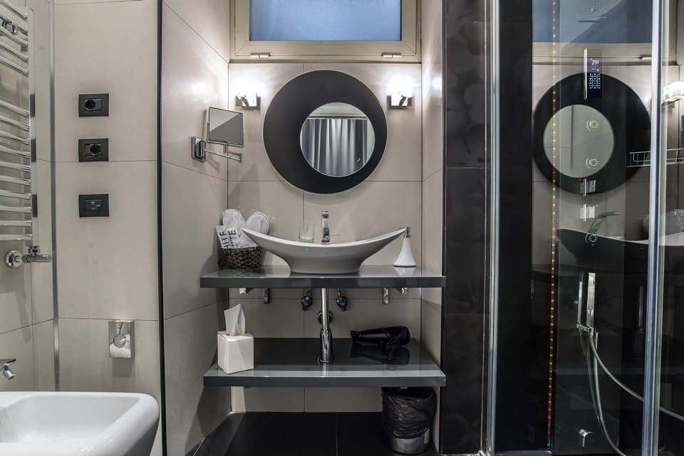 Superior Double Room, City View | Bathroom | Shower, rainfall showerhead, free toiletries, hair dryer
