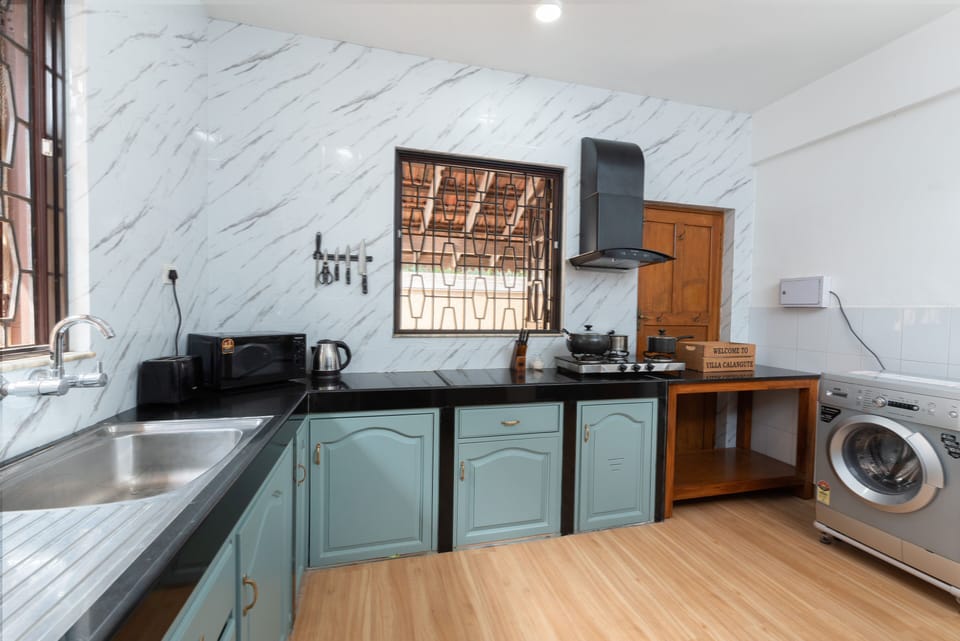 Full-size fridge, electric kettle, highchair