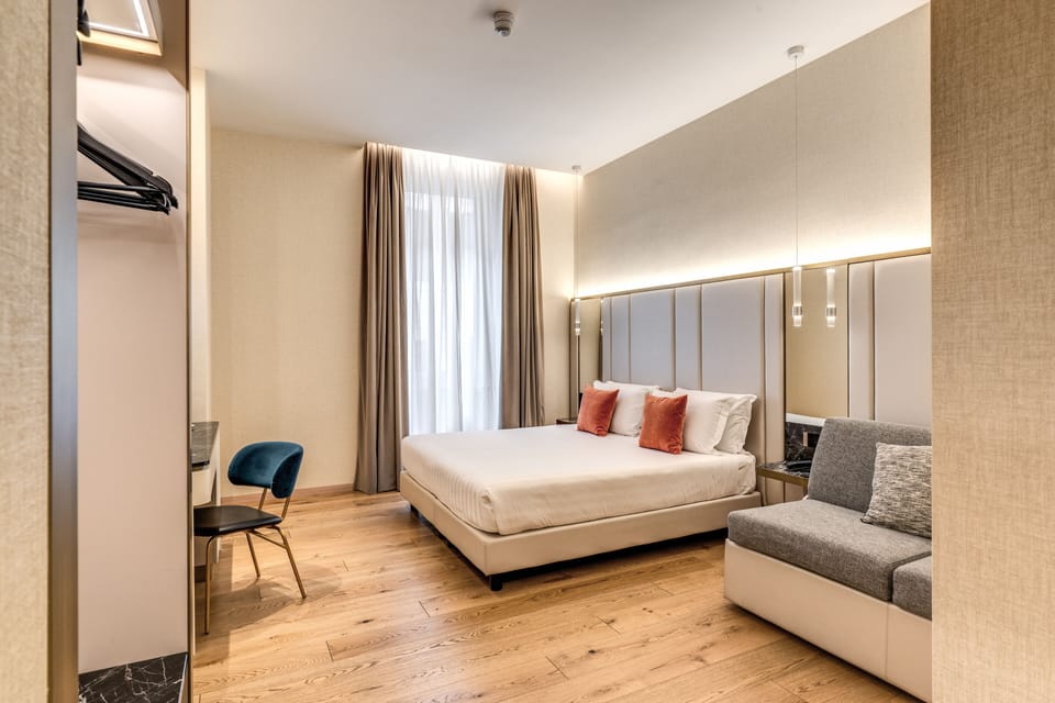 Executive Room | Minibar, in-room safe, desk, blackout drapes