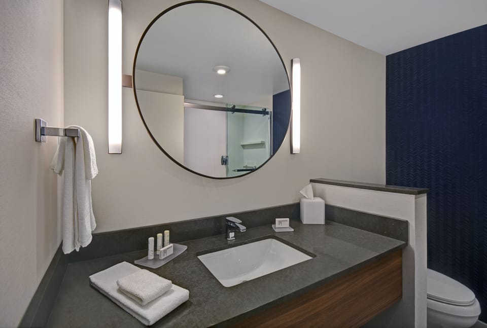 Combined shower/tub, designer toiletries, towels, soap