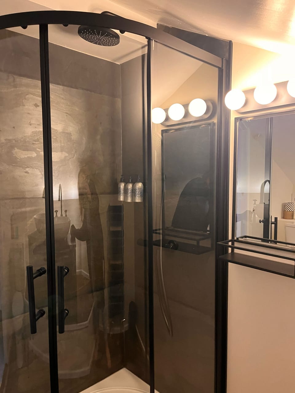 Deluxe Room, 1 Twin Bed | Bathroom | Designer toiletries, hair dryer, slippers, towels