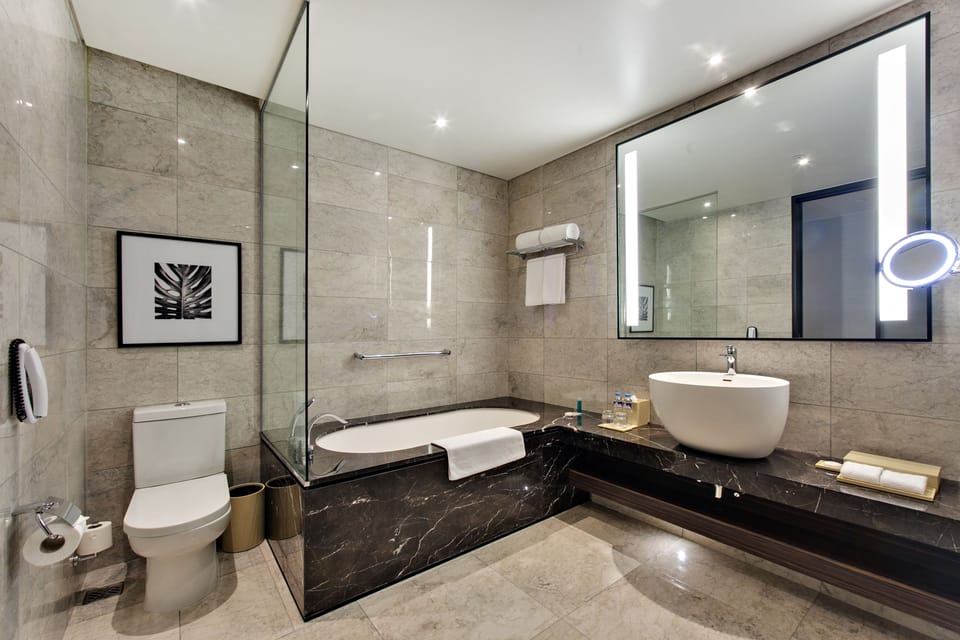 Room, 1 King Bed (Club Access) | Free minibar, in-room safe, desk, laptop workspace