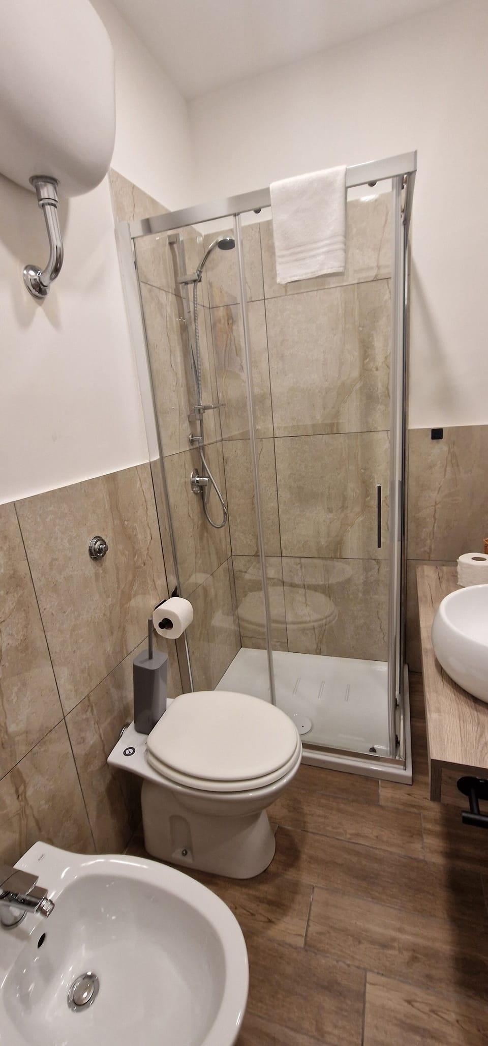 Basic Room | Bathroom | Shower, rainfall showerhead, hair dryer, bidet
