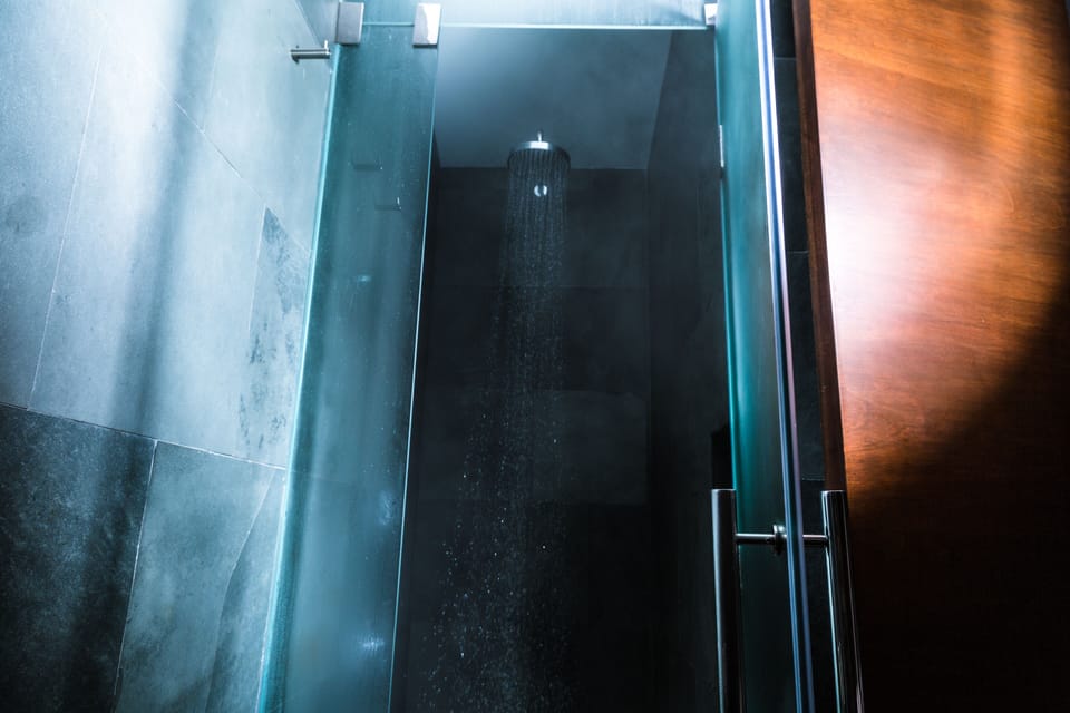 Combined shower/tub, jetted tub, rainfall showerhead, free toiletries