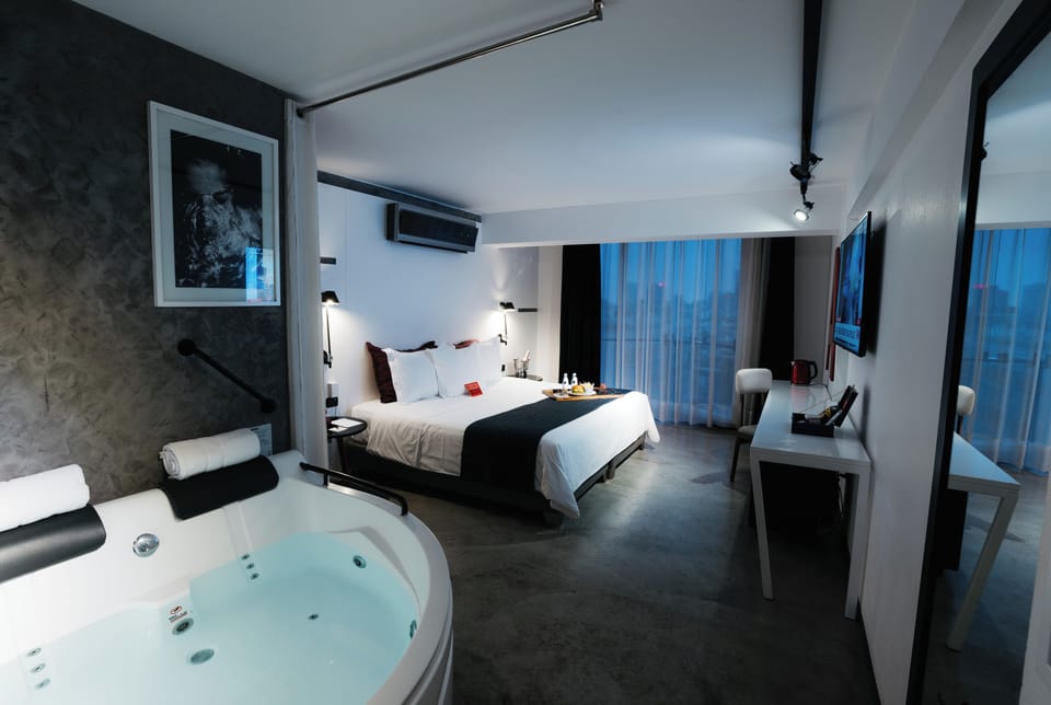 Room (Cosmopolitan) | Premium bedding, down comforters, minibar, in-room safe