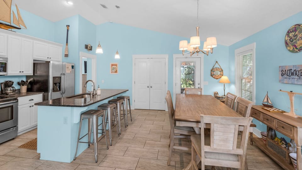 Sandy Teauxs Dining Table and Kitchen