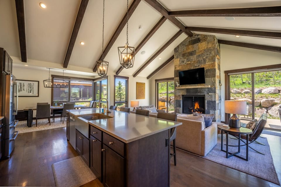 Bright and open concept kitchen, dining and living areas