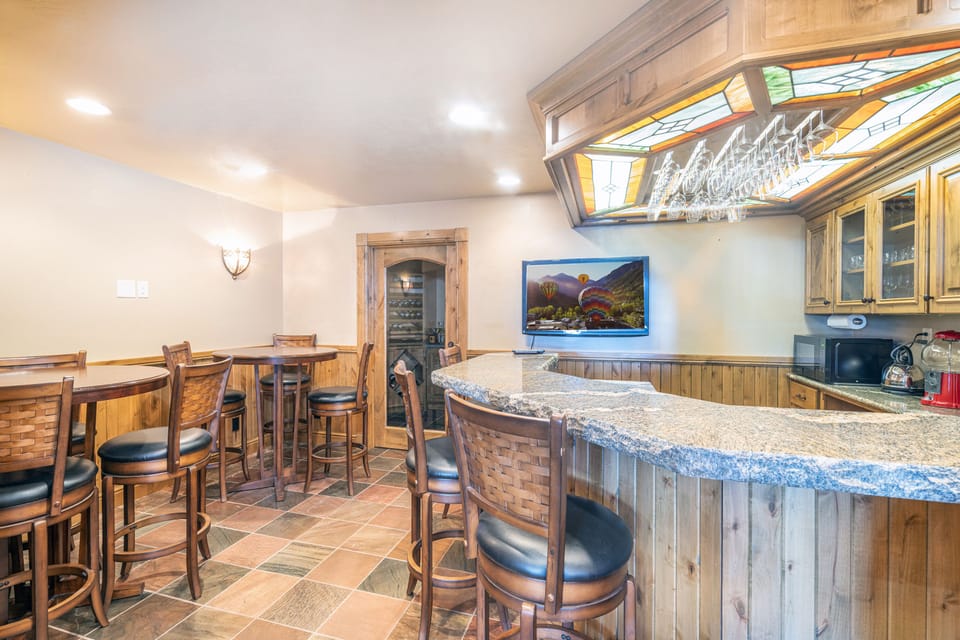 3.1-bearpaw-manor-pool-roomn-bar-edit