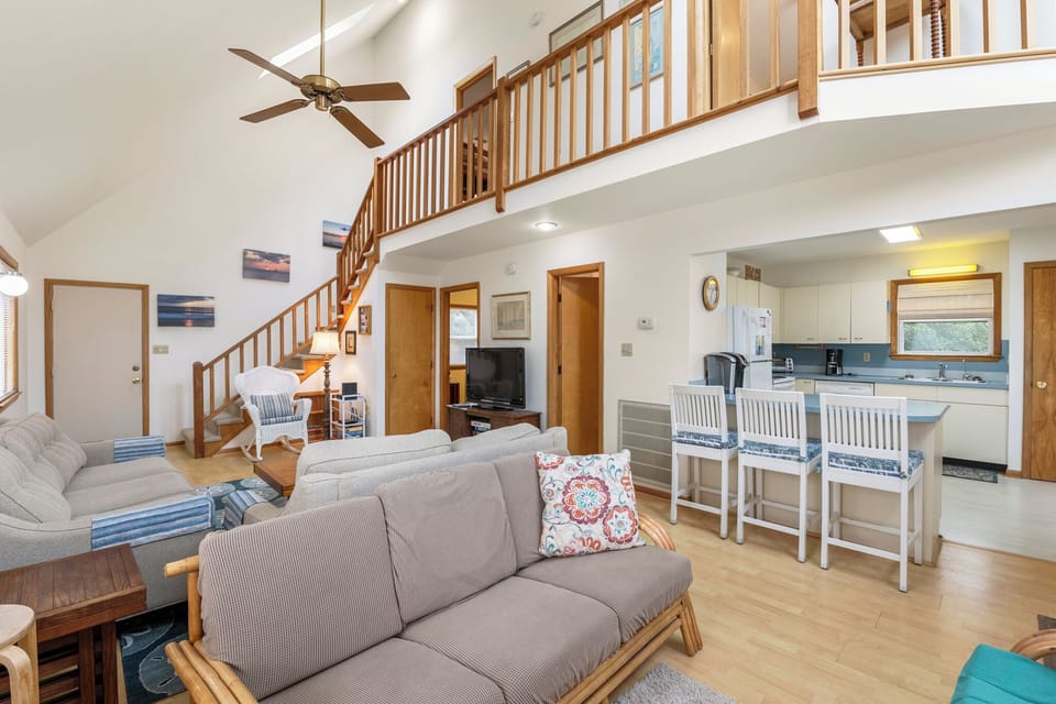 DU101: Easy Breezy | Mid Level Living Area