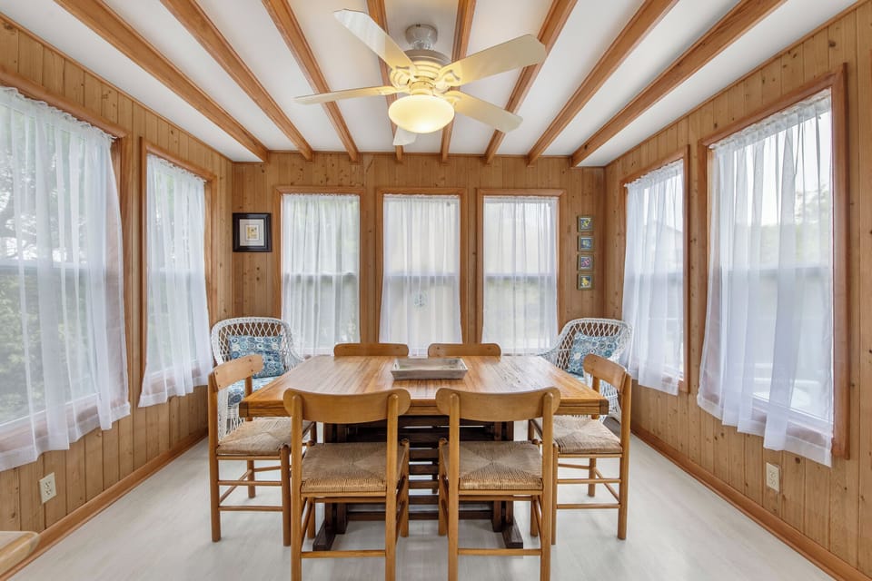 DU101: Easy Breezy | Mid Level Dining Area