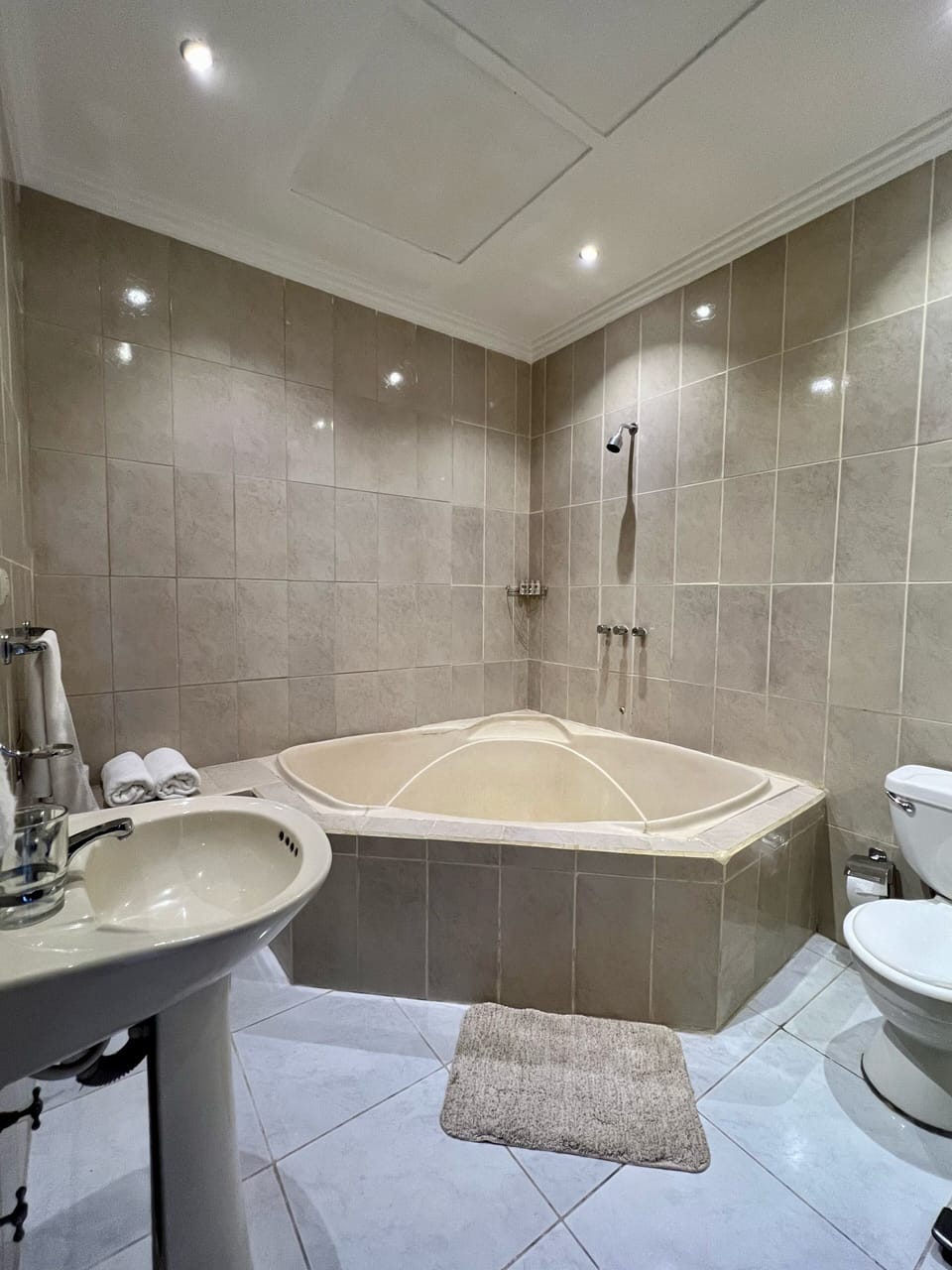 Standard Single Room | Bathroom | Rainfall showerhead, free toiletries, hair dryer (on request), towels