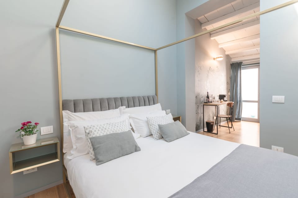 Deluxe Room | Minibar, in-room safe, individually decorated, individually furnished