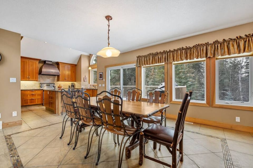 Dining area with seating for 8 (2 additional seats at the kitchen island.)