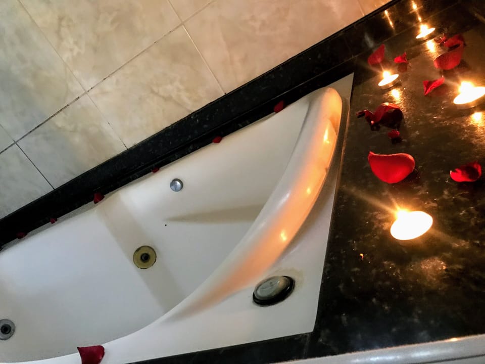 Luxury Suite | Bathroom | Hair dryer, towels, soap, shampoo