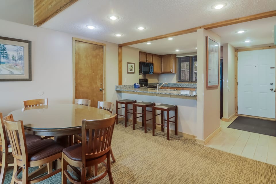 Dining/Bar Area