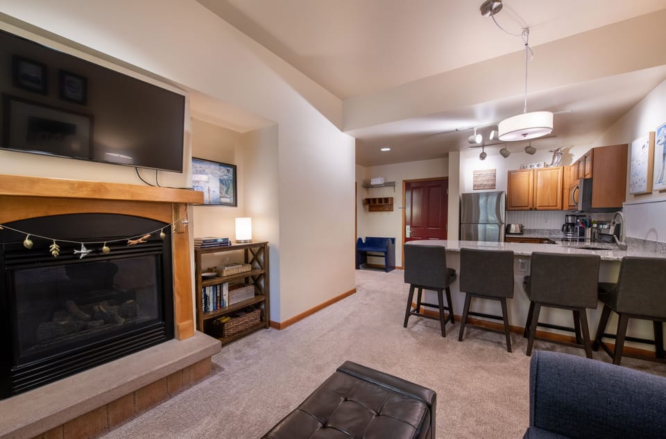 Living Room, Indoors, Furniture, Screen, Flooring