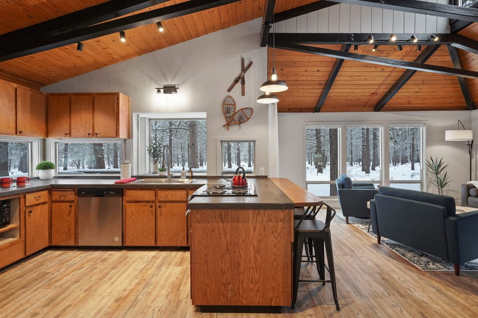 House, 2 Bedrooms | Private kitchen | Fridge, oven, stovetop, coffee/tea maker