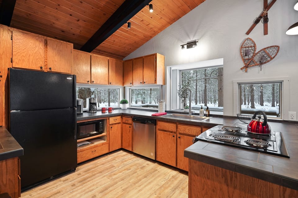 House, 2 Bedrooms | Private kitchen | Fridge, oven, stovetop, coffee/tea maker
