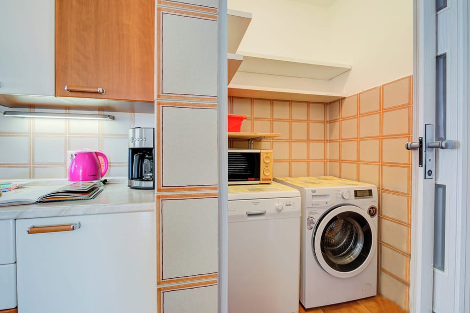 Family Apartment, 3 Bedrooms, 2 Bathrooms, Lakeside (Antares150m from the Lake) | Interior